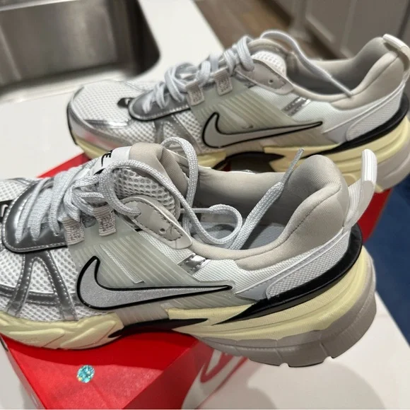 Nike V2K Running Shoes - Picture 5 of 10